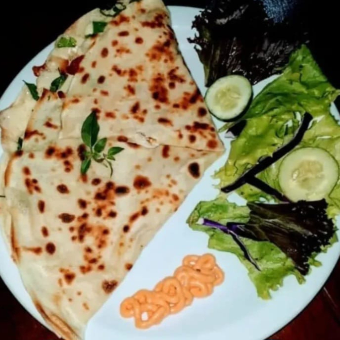 Mussarela, calabresa, milho, salsinha. Acompanha salada de folhas , pepino japonês e molho.