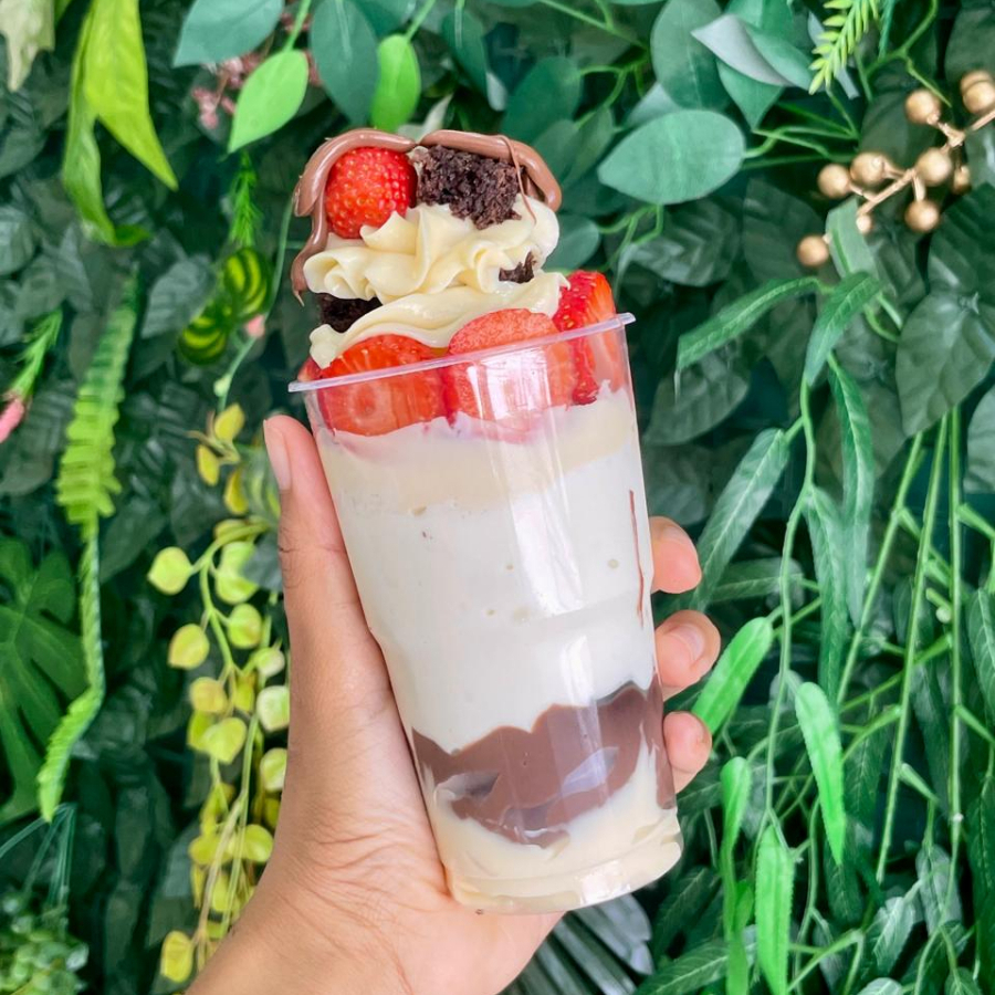 O copo mais querido do Brasil, ele leva creme de Ninho, creme de chocolate 50%, peçados de Brownie , musse de Ninho , Morango Super frescos , finalizada com brownie , morango e Nutella ! 300ml