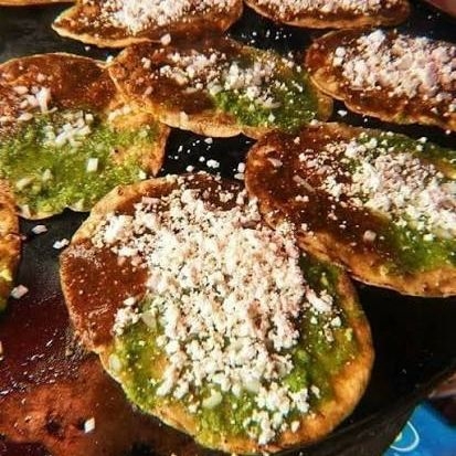 Memela con quesillo y chicharrón