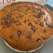 Macio, fofinho e simplesmente irresistível! 💛 Feito com cenouras selecionadas, esse bolo ganha um toque especial com deliciosas gotas de chocolate que derretem a cada mordida. 😍 A combinação perfeita entre o sabor suave da cenoura e o chocolate que surpreende no meio da massa, deixando cada pedaço ainda mais gostoso! ✨ ☕ Ideal para acompanhar um cafezinho e transformar qualquer momento em puro prazer