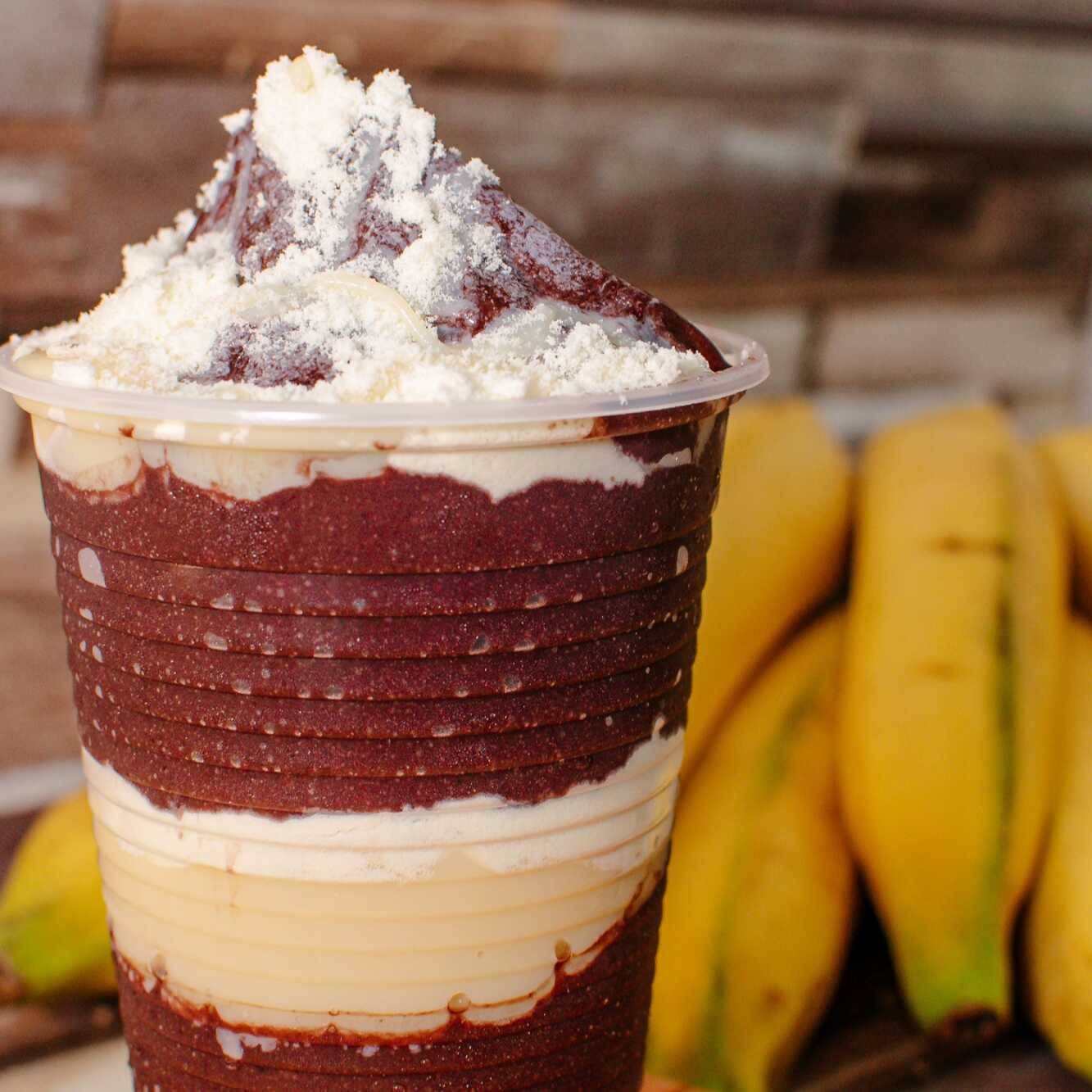 Açaí batido com banana , leite em pó e leite condensado