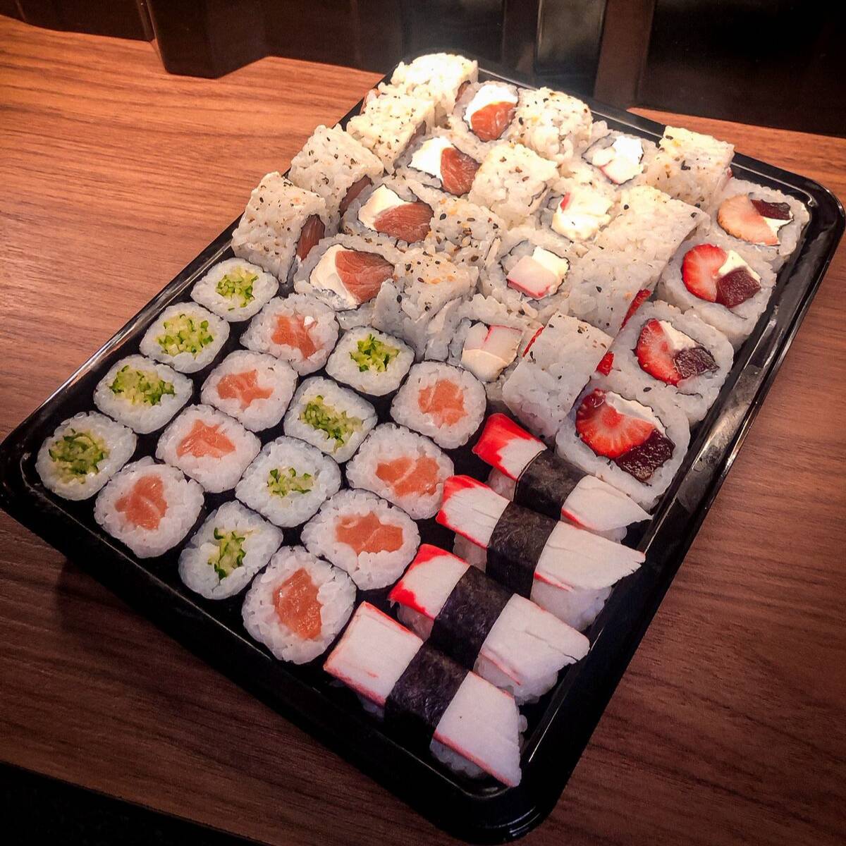 8 uramaki filadélfia, 8 hossomaki de salmão, 8 hossomaki de pepino, 8 romeu e julieta, 8 kani filadélfia, 4 niguiri de kani. (não alteramos)