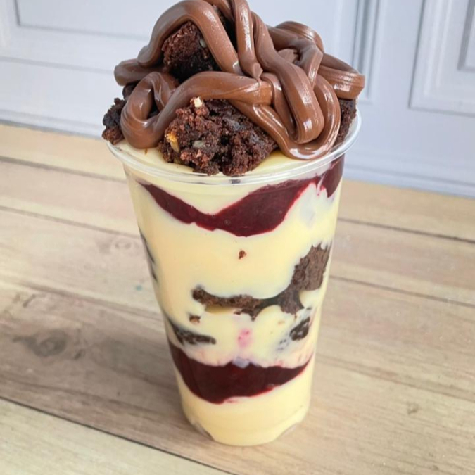 Você vai encontrar a combinação perfeita, neste copão da felicidade de 300 Ml. Camadas do nosso cremoso ninho, geleia de 4 tipos de frutas vermelhas, pedaços de Brownie, finalizado com Nutella.