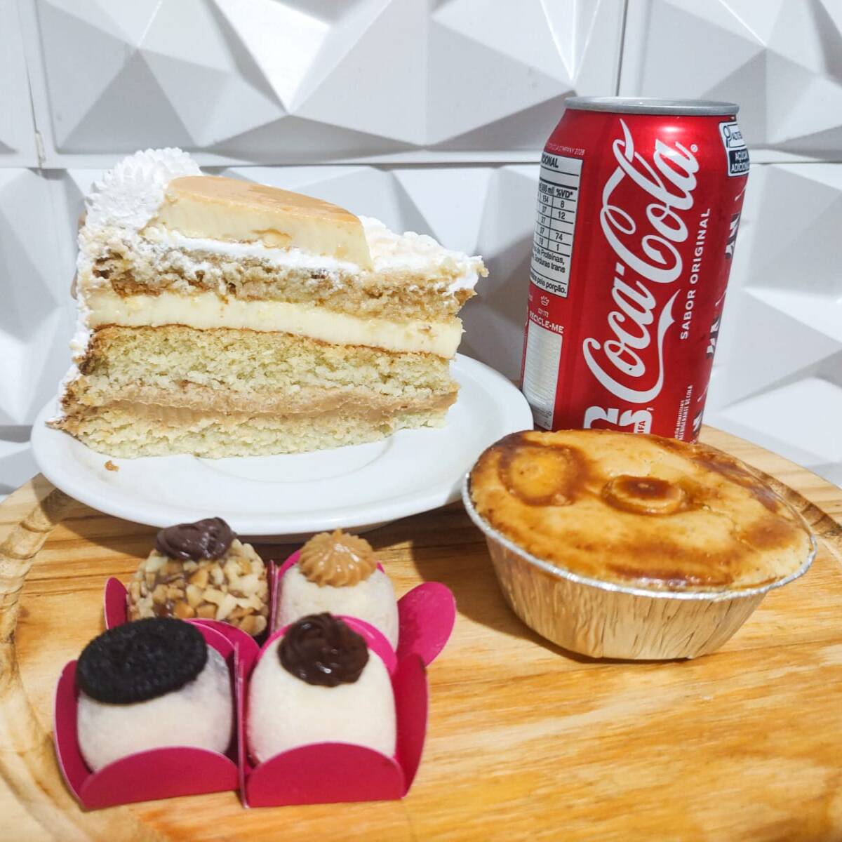 1 Fatia Torta Pudim c/ Doce de Leite + 1 Empada De Frango c/ Catupiry Grande (130 Gramas) + 4 Docinhos Gourmet: (Ferreiro Rocher, Ninho c/ Nutella, Oreo e Churros) + 1 Coca Cola 350ml.