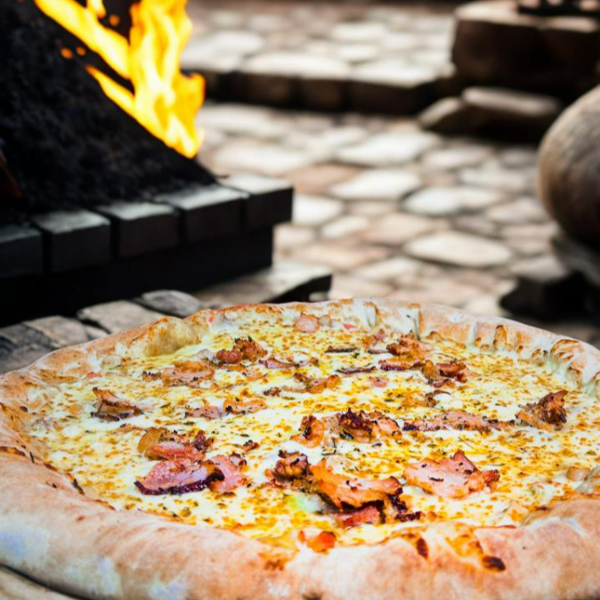 mussarela , bacon picado e azeitonas