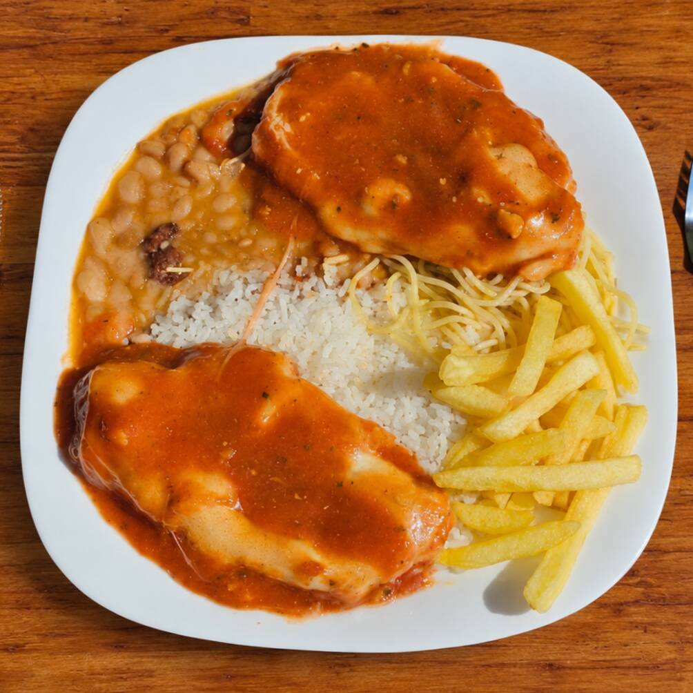 Frango à parmegiana com arroz, feijão, macarrão e batata frita.