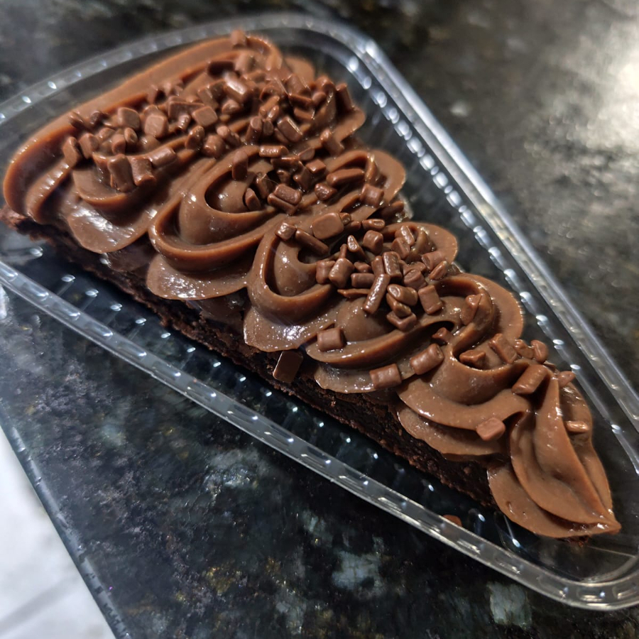 Fatia do nosso brownie com uma massa bem chocolatuda e uma leve casquinha crocante por fora. Generosa cobertura de brigadeiro de chocolate cremoso e finalizado com granulado de chocolate ao leite nobre.