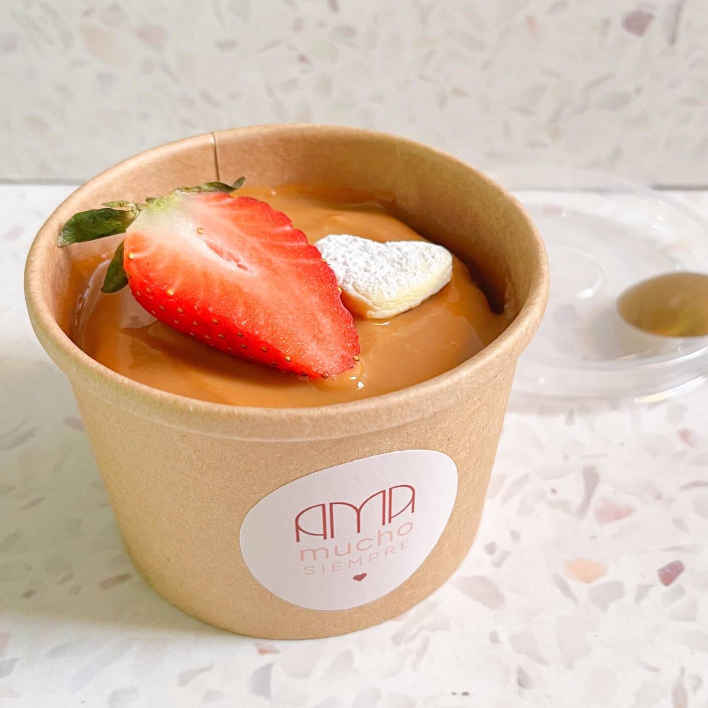 Alfajor con Manjar y Fresas