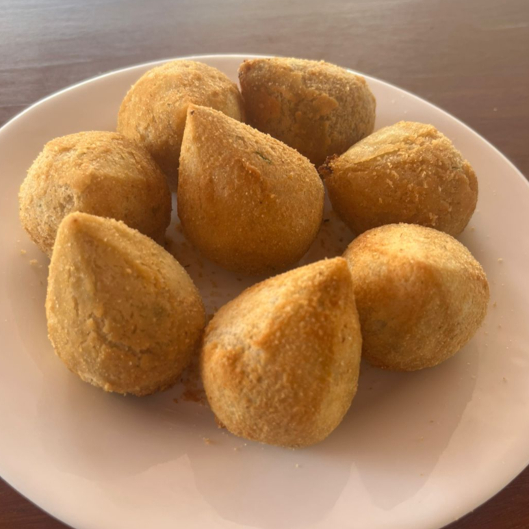 Massa crocante com recheio de costela bovina desfiada e bem temperada. Sabor intenso e irresistível.