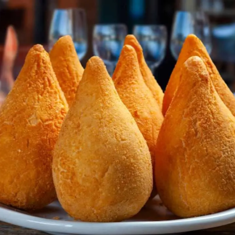 4 coxinhas grandes + Coca-Cola 600ml. Combinação prática e completa.