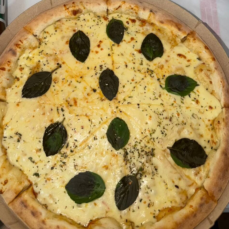 Simples, clássica e irresistível: Com muito sabor em cada fatia 🍕🧀