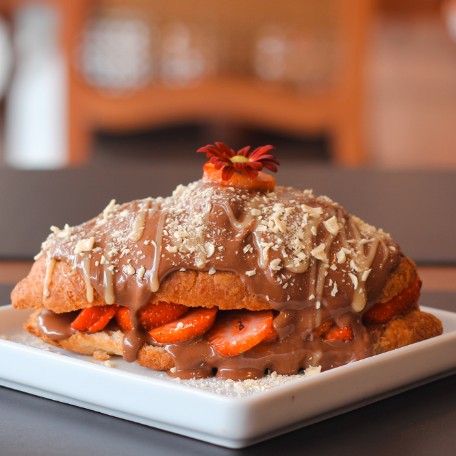 Croissant recheado com chocolate ao leite e morango.