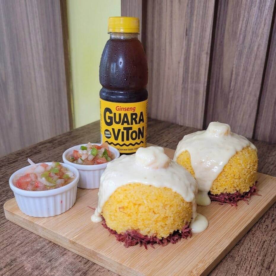 2 cuscuz carne seca coberto com creme de queijo+1 guaraviton 500ml gratis. Acompanha molho vinagrete.