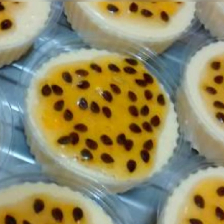 Delicie-se com a nossa Mousse de Maracujá de 150 gramas, uma sobremesa indulgente e saborosa. Cada colherada desta mousse suave e cremosa revela o sabor tropical refrescante do maracujá. Uma combinação perfeita de doçura e acidez, esta é a sobremesa perfeita para terminar a sua refeição numa nota alta. O seu paladar vai agradecer-lhe por esta experiência de sabor irresistivelmente deliciosa!