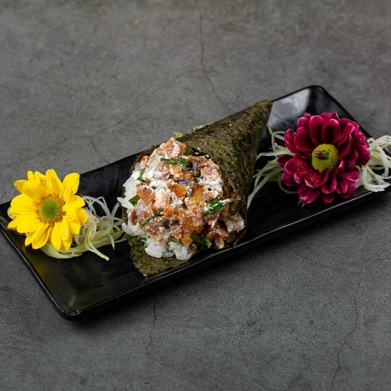 skin frito com cream cheese, arroz, nori ecebolinha