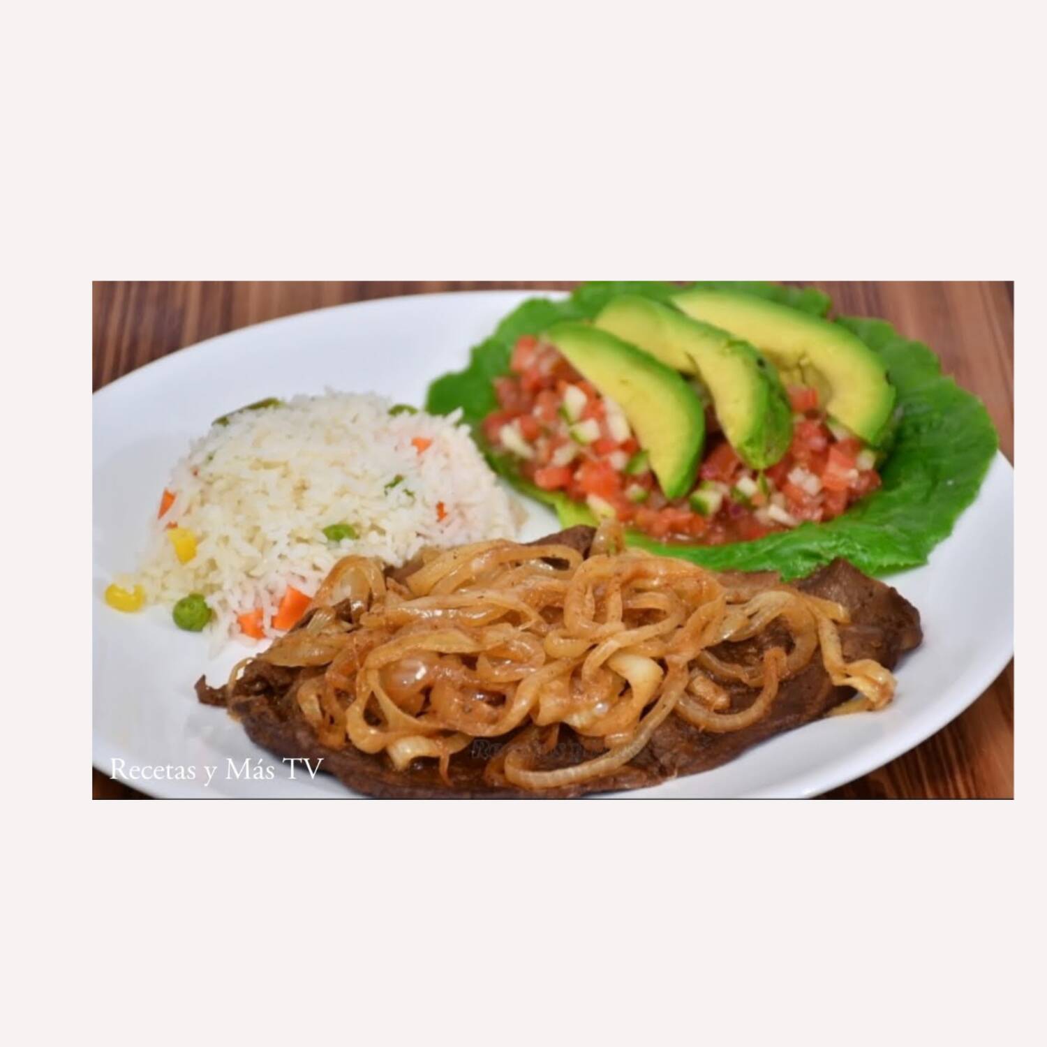 Comida de Bistec de Puerco Encebollado