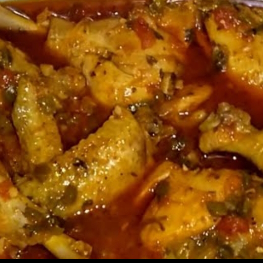 Galinha guisada acompanha: feijão preto ou macassar, arroz,macarrao, salada e farofa