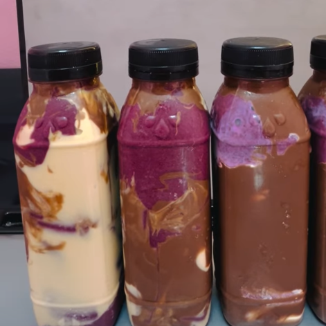 O sabor inconfundível do malte em uma versão ultra cremosa! Nosso açaí é batido com leite e muito Ovomaltine em flocos, garantindo aquela crocância que todo mundo ama. Para completar, a garrafa é decorada com o exclusivo Creme de Ovomaltine. Uma experiência completa para beber!