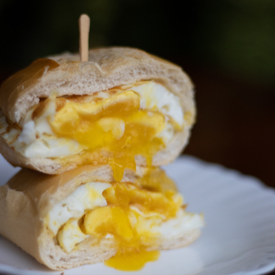 PÃO FRANCÊS, 2 OVOS E QUEIJO