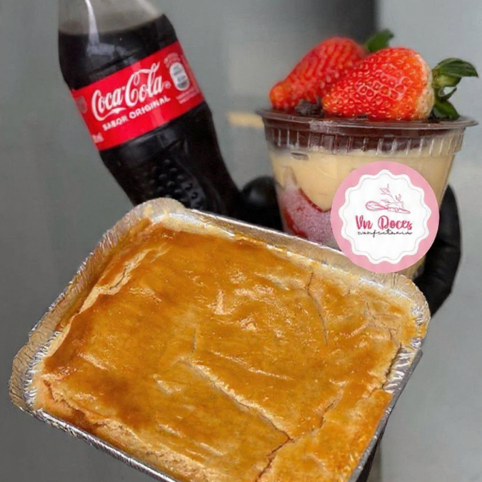 1 empadao de frango com catupiry + copo da felicidade de 250ml de brownie com morango e 1 coca de 200ml