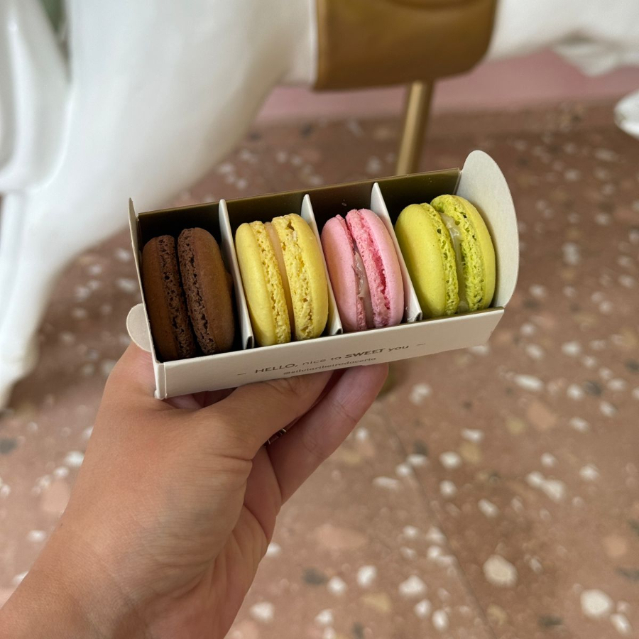 Caixinha com 4 unidades de Macarons. 1 unidade de Ninho 1 unidade de Frutas Vermelhas 1 unidade de Pistache 1 Unidade Chocolate Feita na farinha de amêndoas pura. Obs. 1: não alteramos nenhum produto ou retiramos/adicionamos ingrediente. Obs. 2: produto de consumo imediato. Obs. 3: alguns produtos podem vir com vencimento do mesmo Dia.