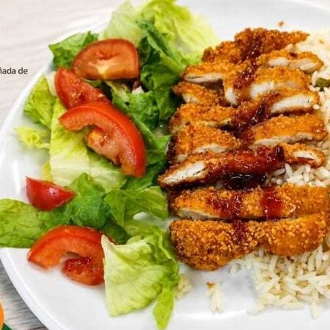 Milanesa de Pechuga de Pollo Arroz y Ensalada