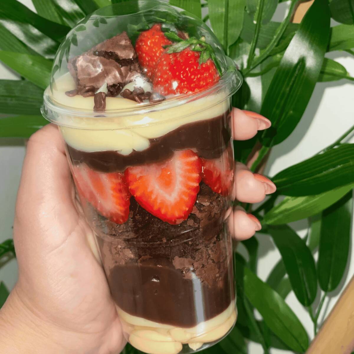 Copo 300ml, Com Brownie, Recheio de Ninho e Brigadeiro e Morangos.