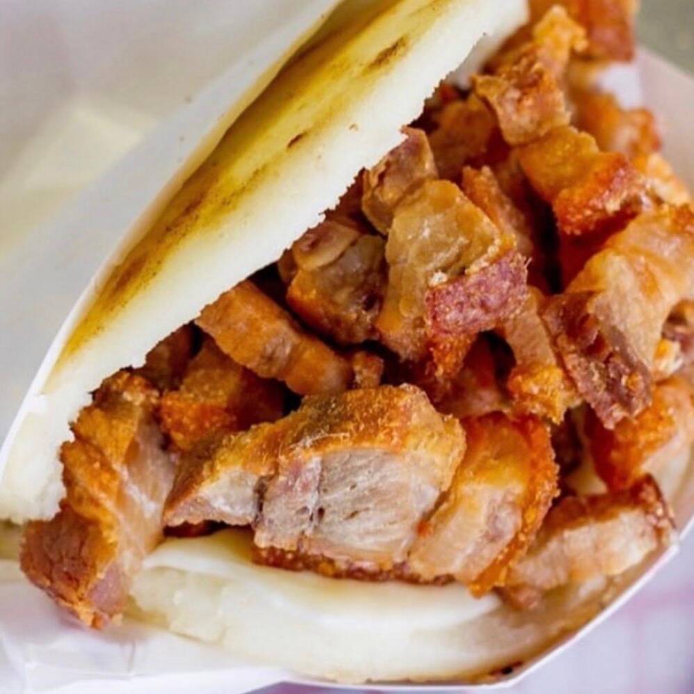 Arepa con Chicharrón y Queso