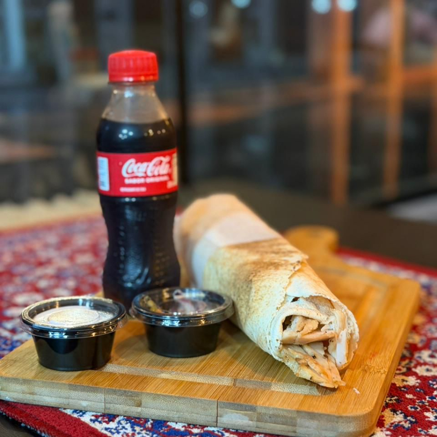 Delicioso Shawarma com (Frango) - Molho De Pasta de Alho, Picles, Batata Frita e tomate + Pasta de Alho e Salada a Moda da Casa + Coquinha 250ml
