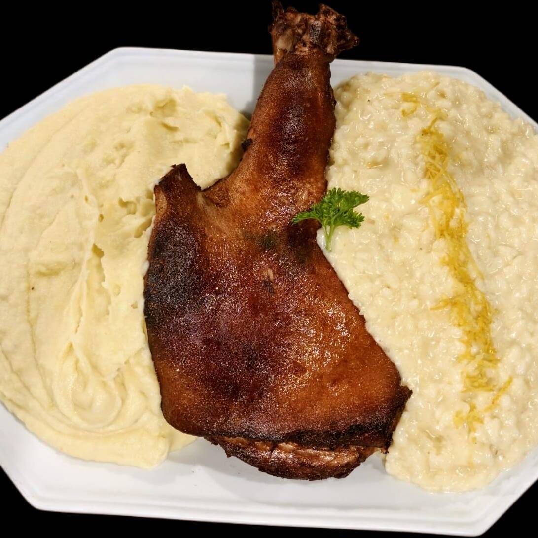 Pururucada, acompanhado de espinafre , risoto de limão siciliano e gengibre e purê de mandioquinha, batata doce, batata e cará.