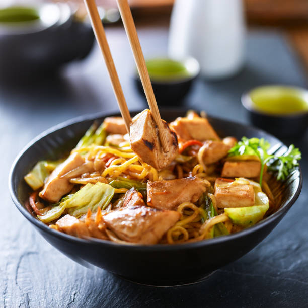 Descubra o sabor inigualável do nosso Yakisoba de Frango, uma generosa porção de 600 gramas, preparada com esmero e paixão culinária. Uma combinação perfeita de macarrão oriental de alta qualidade, mergulhado em um molho rico e saboroso, acompanhado por pedaços suculentos de frango, cuidadosamente grelhados para garantir um sabor irresistível. Para complementar, uma seleção de legumes frescos e cr