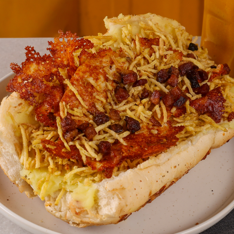 Pao gigante 100g, 2 salsichas, katchup, mostarda, maionese, pure de batata, batata palha, milho, vinagrete, barbecue, cheddar, Catupiry, maionese caseira e queijo na chapa