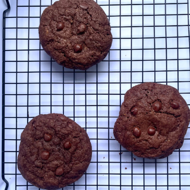 Delicioso cookie crocante com gotas de chocolate e recheio de avelã.