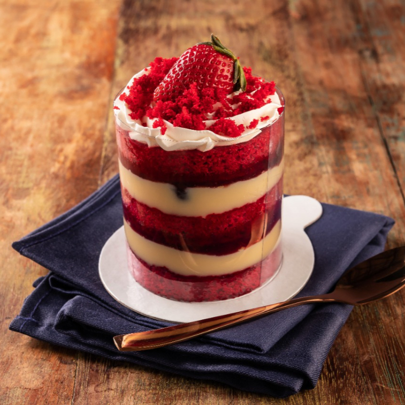 Massa red velvet molhadinha, com duas camadas de recheio de brigadeiro de Ninho e geleia de morango finalizado com chantinhinho e morango bolo com 7,5 cm diâmetro