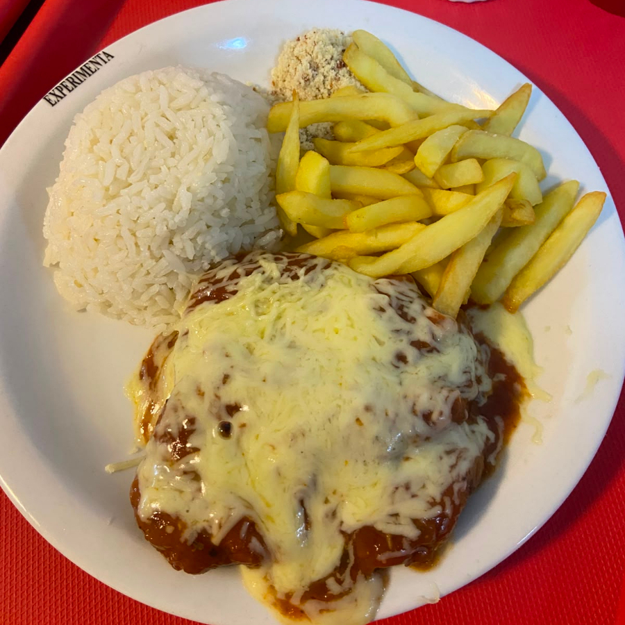 Arroz, feijão, macarrão alho e óleo ou ao molho sugo, farofa, batata frita e salada.