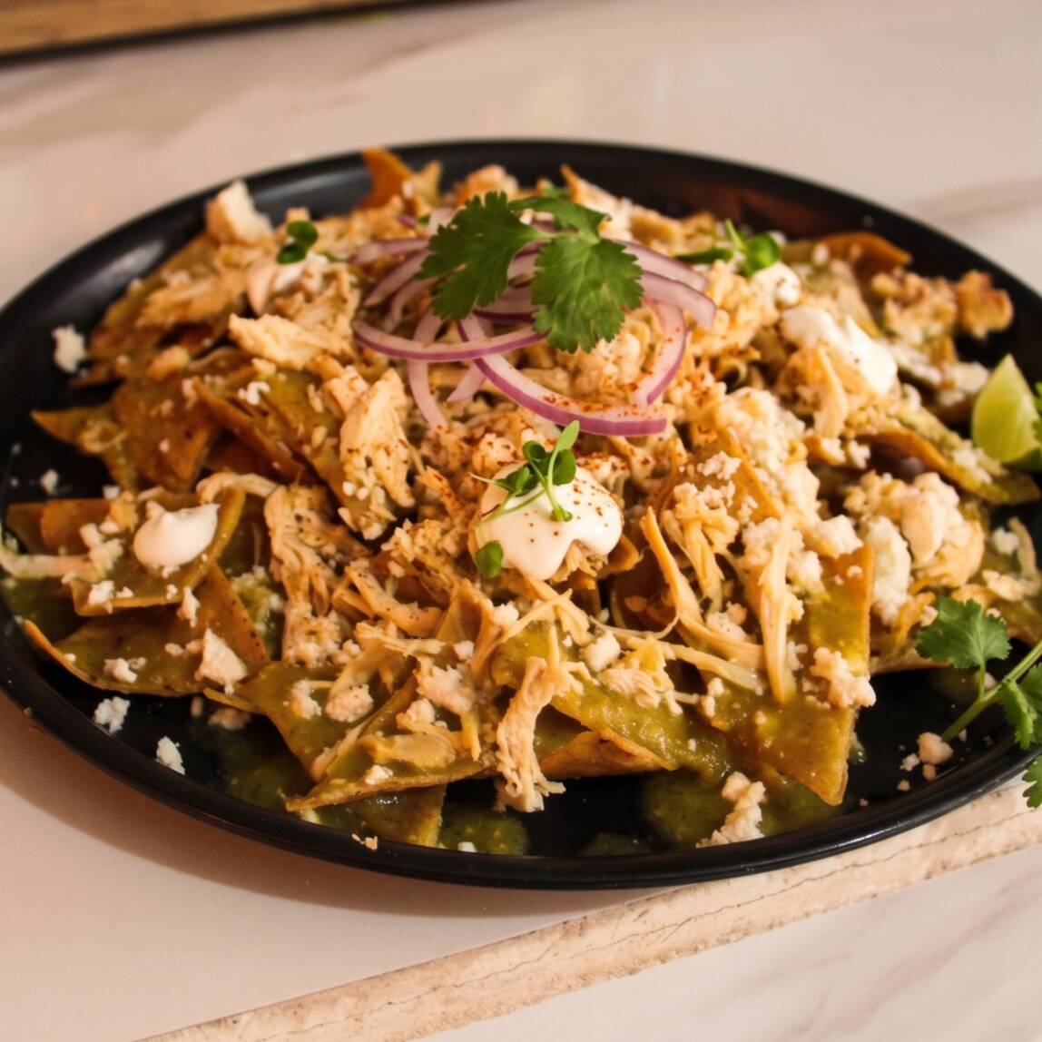 Chilaquiles Verdes con Proteína y Bolillo