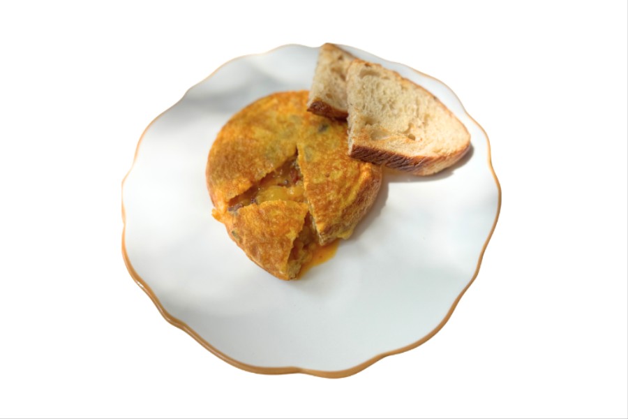 TORTILLA ESPAÑOLA CON CHORIZO Y PAN