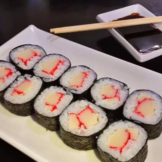 Arroz japones, nori, kani inak. Finalizados com cebolinha e gergelim . Acompanha 20ml de teriaky e shoyu sache