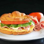 Combo Individual Croissant, Ensalada Chica y Agua