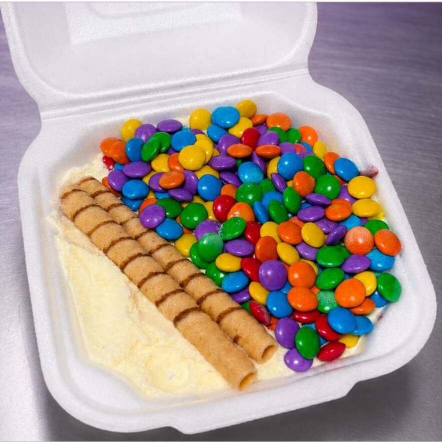 Uma explosão de sabor e diversão.
Delicioso creme de açaí, coberto com uma camada generosa de leite em pó,
M&M's crocantes, leite condensado e acompanhado de tubete para deixar tudo ainda mais gostoso.
Cremoso, crocante e irresistível.