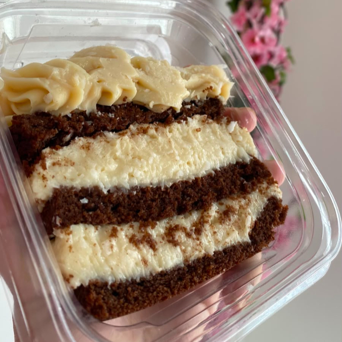 Massa de chocolate e recheio de coco