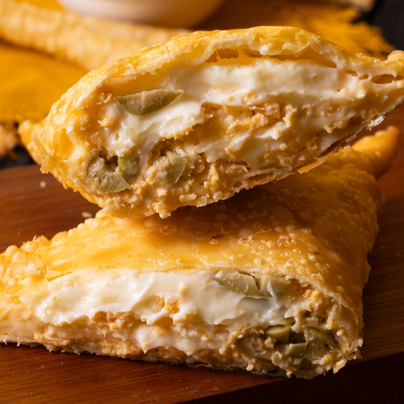 Delicioso frango desfiado, queijo mussarela, Catupiry e azeitona (aprox 360g)