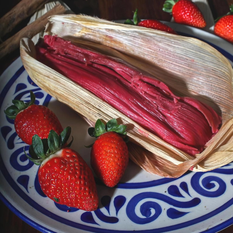 Tamal Dulce de Fresa con Pasitas y Mermelada Gde.