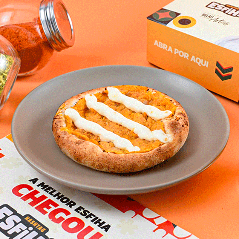 Frango desfiado bem temperado, combinado com o cremoso requeijão que derrete na boca, tudo envolvido em uma massa leve e saborosa. Uma mistura perfeita de sabores macios e suaves que vai te conquistar. Peça agora e experimente essa delícia cremosa!