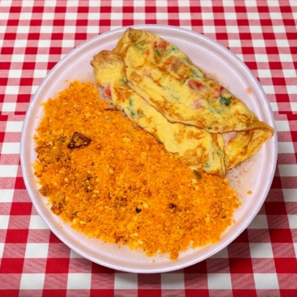 Marmita pequena de omelete recheado com farofa: uma refeição prática, saborosa e leve, perfeita para matar a fome com simplicidade e muito sabor.