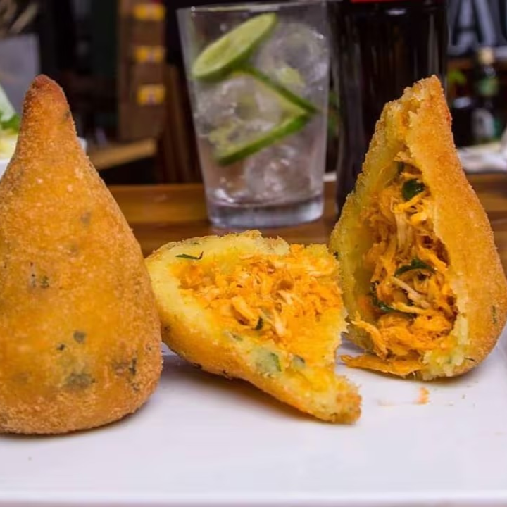 Coxinha massa de mandioca recheada com frango desfiado e salsinha