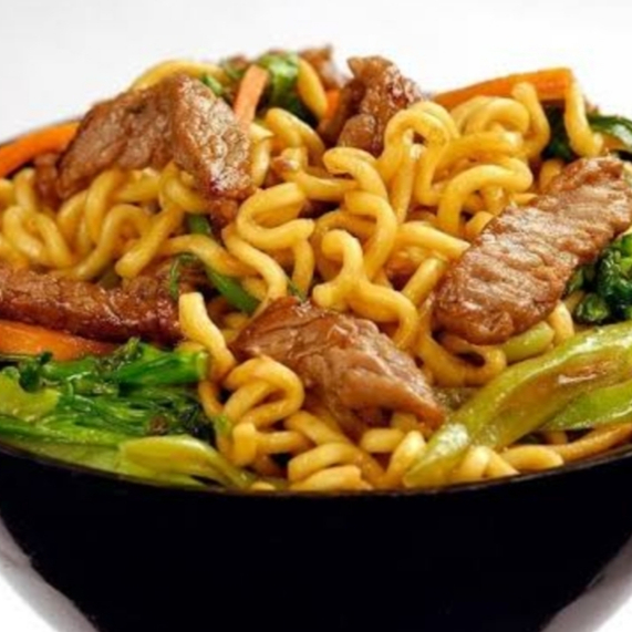 Experimente o yakisoba de carne, uma combinação deliciosa de macarrão e carne ,cenoura , acelga, repolho verde,cebola , brócolis 400grs.