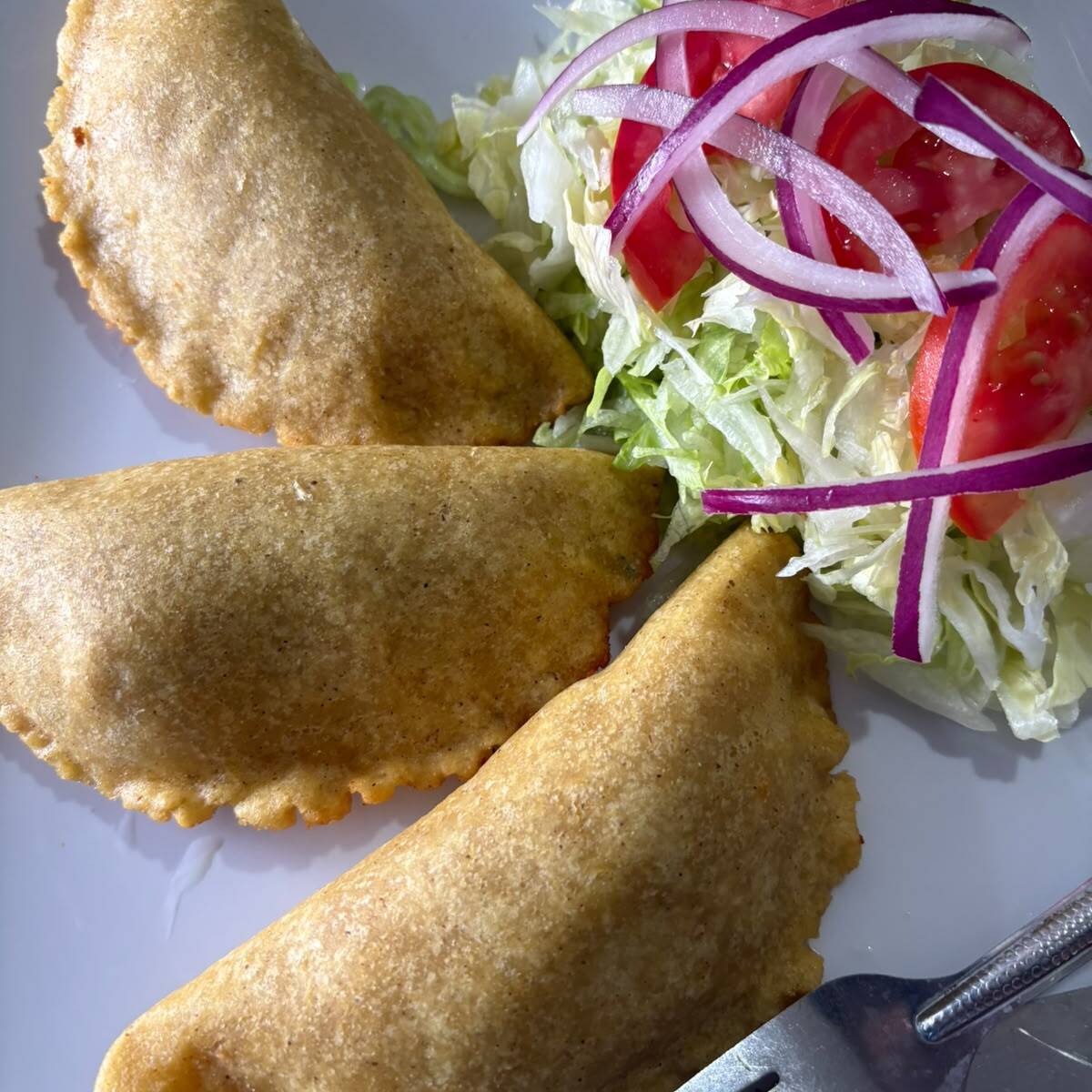 3 Empanadas de Camarón y 1 Lt Agua Limón