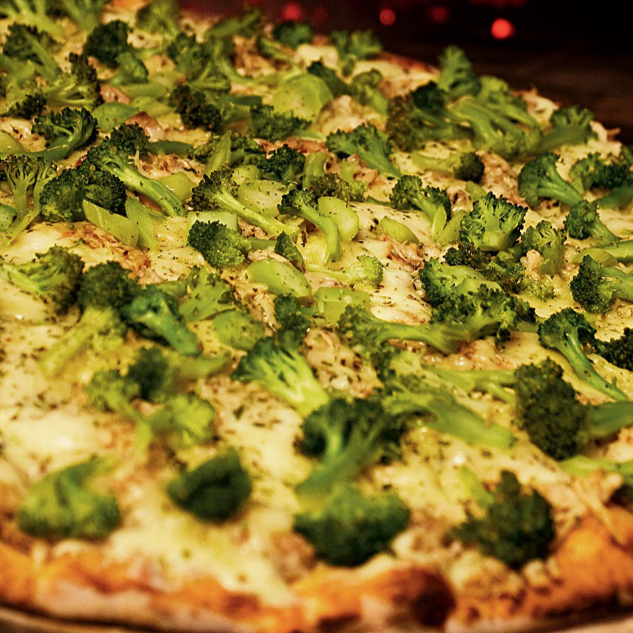 Lombo, brócolis, mussarela, alho frito e bacon