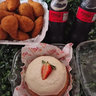 bolo caseirinho de ninho + duas coca-cola zero 200ml geladinha + 18 salgadinhos com dois sabores unicos